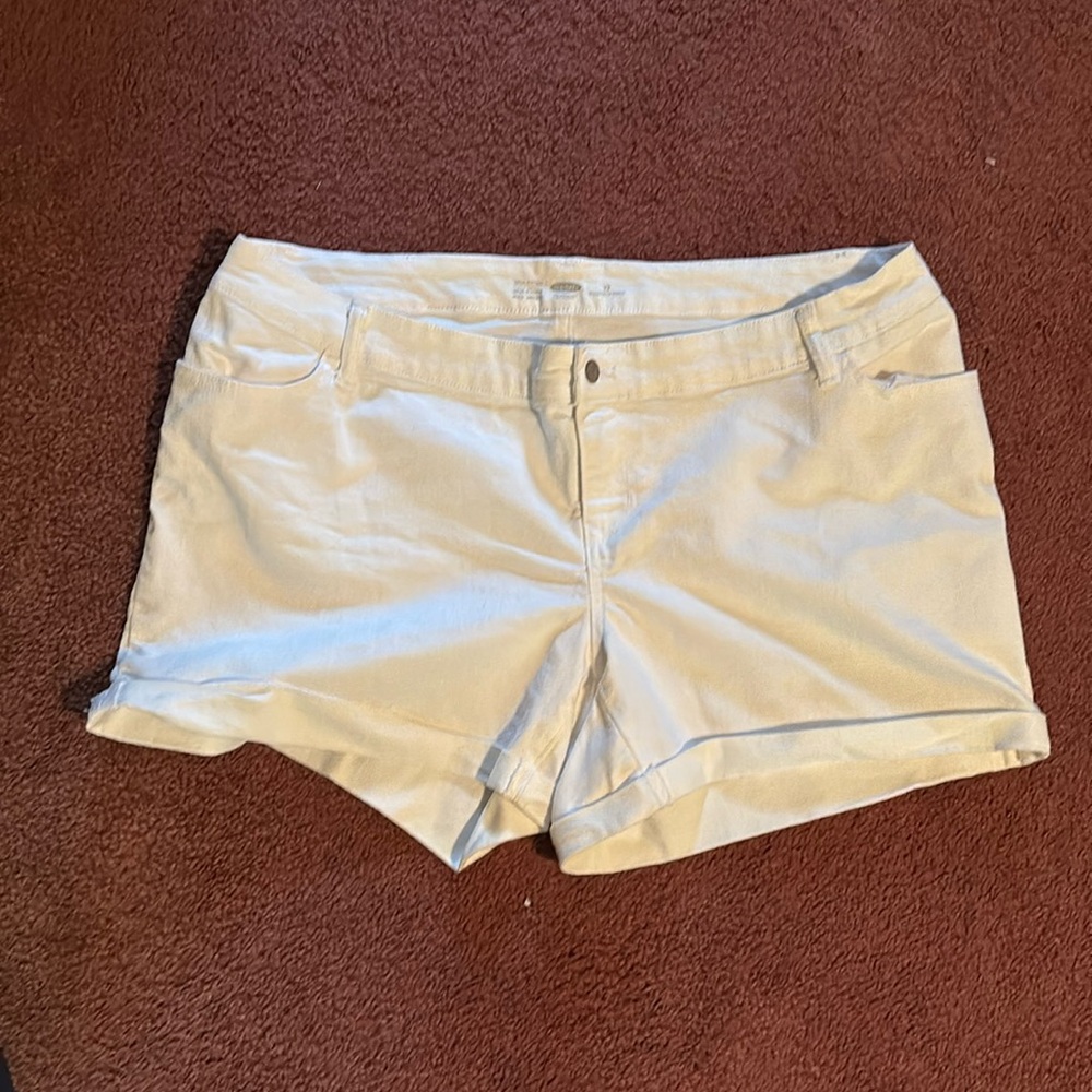 Old Navy semi fitted white shorts 22Plus